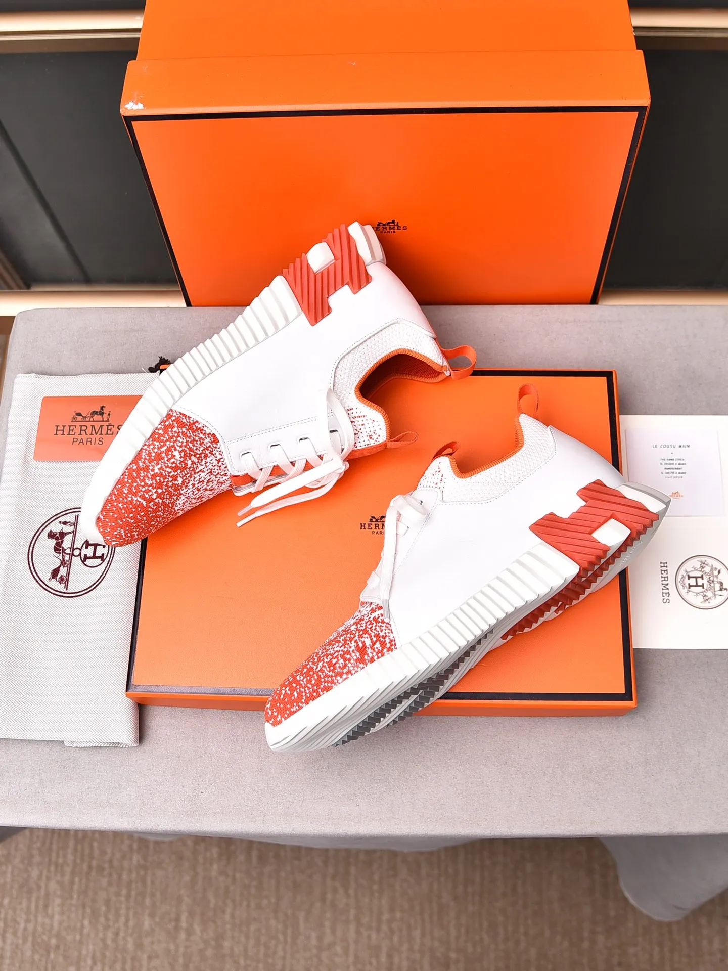 Factory price PP600 [Hermes] fe new arrival~ New Bouncing sneakers are the most comfortable shoes from Hermès, no one else⃣️. They are very light on the feet and look great. You won’t feel tired even when you go shopping and running around. 👍 Very light and comfortable, very light, suitable for both sports and leisure, and feel great when you step on them! It’s up to you to choose, there’s always what you want~ ✔️Fabric: Imported first-layer cowhide + high-elastic fly weave ✔️Inner lining: Imported water-dyed cow lining ✔️Outsole: Seamless combination of IP+TPU (multi-color letters) German technology irradiation machine ✔️Code number: Male 38-44 (45 customized)